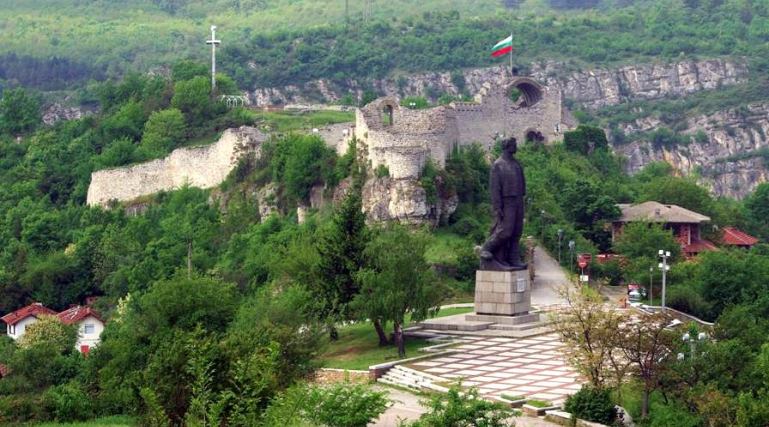 Крушунски водопади и Деветашка пещера